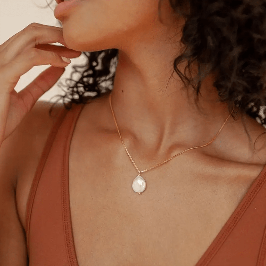 Collar Freja con Bisel Dorado: Elegancia y Estilo para Brillar en Cada Ocasión