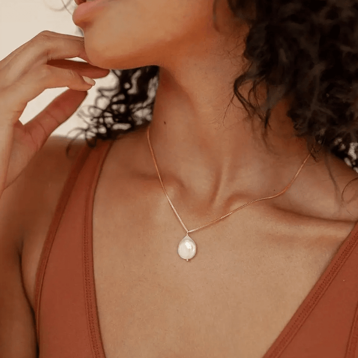 Collar Freja con Bisel Dorado: Elegancia y Estilo para Brillar en Cada Ocasión