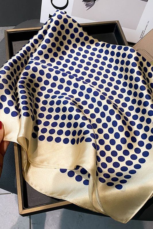 Paño de Seda Louise: Elegancia y Suavidad para Realzar tu Estilo