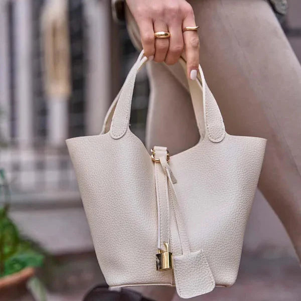 Signe Piccolo 18: Elegancia Compacta para Espacios Modernos