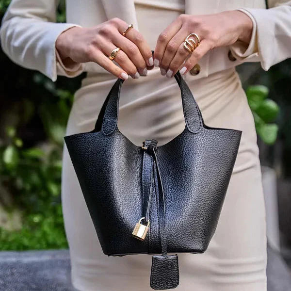 Signe Piccolo 18: Elegancia Compacta para Espacios Modernos