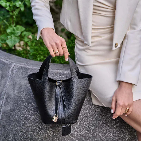 Signe Piccolo 18: Elegancia Compacta para Espacios Modernos