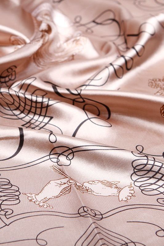 Chal de Seda Signe: Elegancia y Suavidad para Cada Ocasión