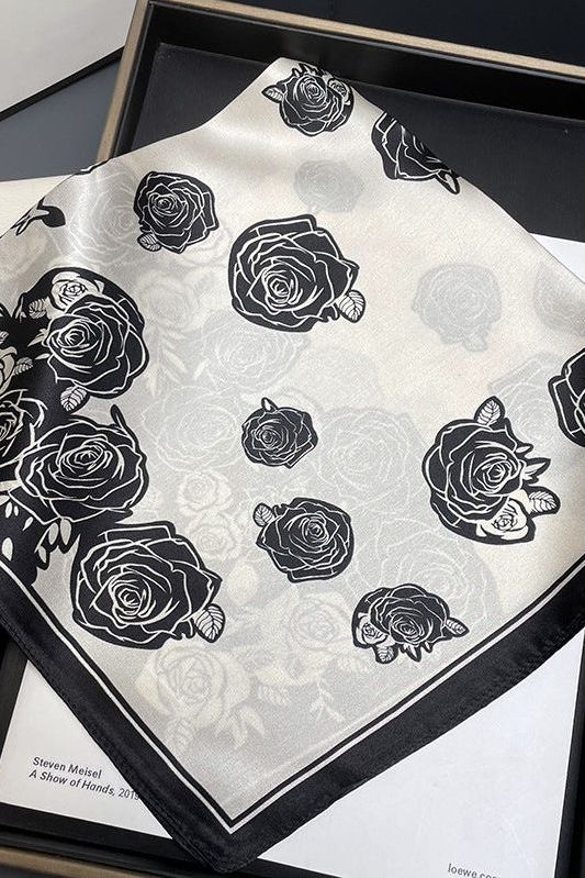 Chal de Seda Elodie Viola: Elegancia y Sofisticación para Cada Ocasión