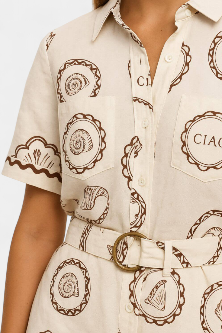 Seashell Mono Camiseta con Detalle de Concha y Botones